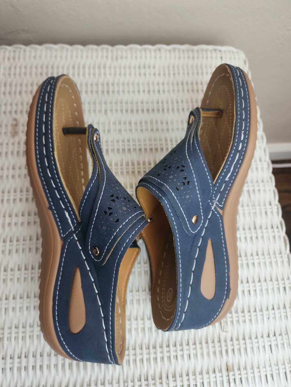 Blue Women's Navy Thong Sandals with Gold Accent Size 6 NWOT - Picture 5 of 7